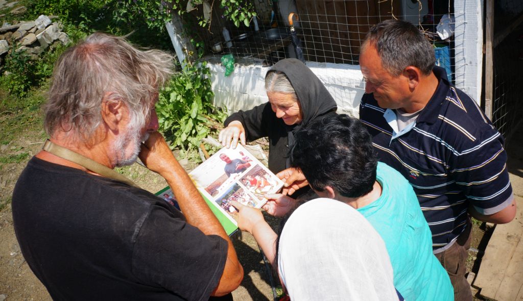 In Holtas staunen die Einwohner über unser Fotobuch ihrer eigenen Ortschaft