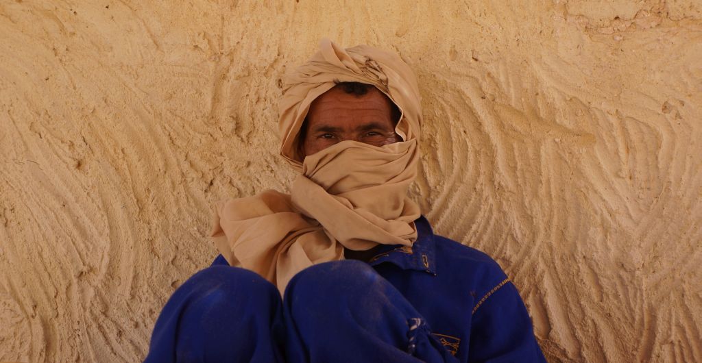Berber am Tembain in Tüchern gewickelt