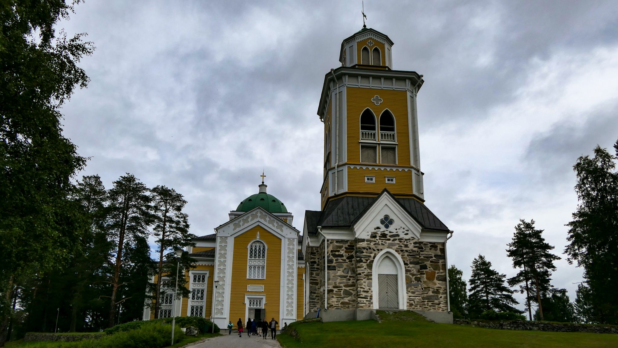 Die größte Holzkirche der Welt steht in Finnland. Hoffentlich schlagen die vier Bolleröfen im Innenraum keine Funken...
