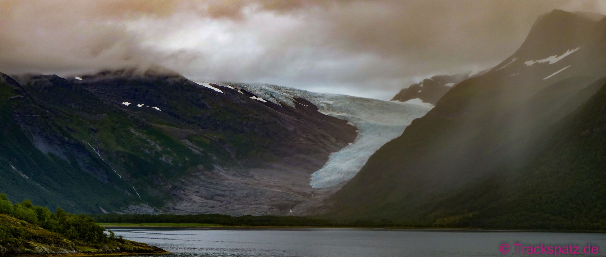 Gletscher, schneebedeckte Berge und Nebel wie im Winter