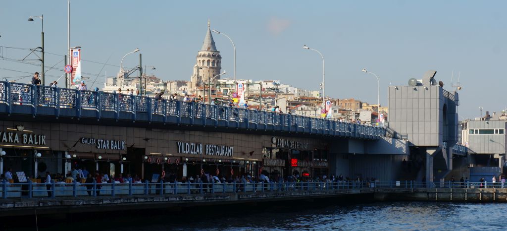 Die Galata-Brücke - vollgepackt mit Restaurants