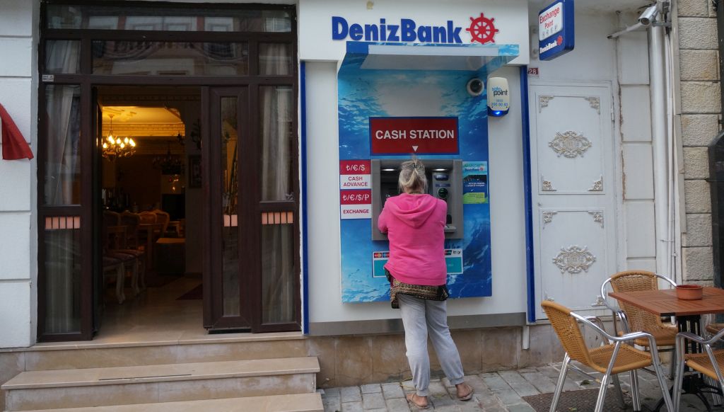 Geldautomaten gibt es überall. Wir nutzen die DKB Visakarte für's Geldabheben, kostet keine Gebühr. Allerdings verlangen viele Geldautomaten eine eigene Gebühr