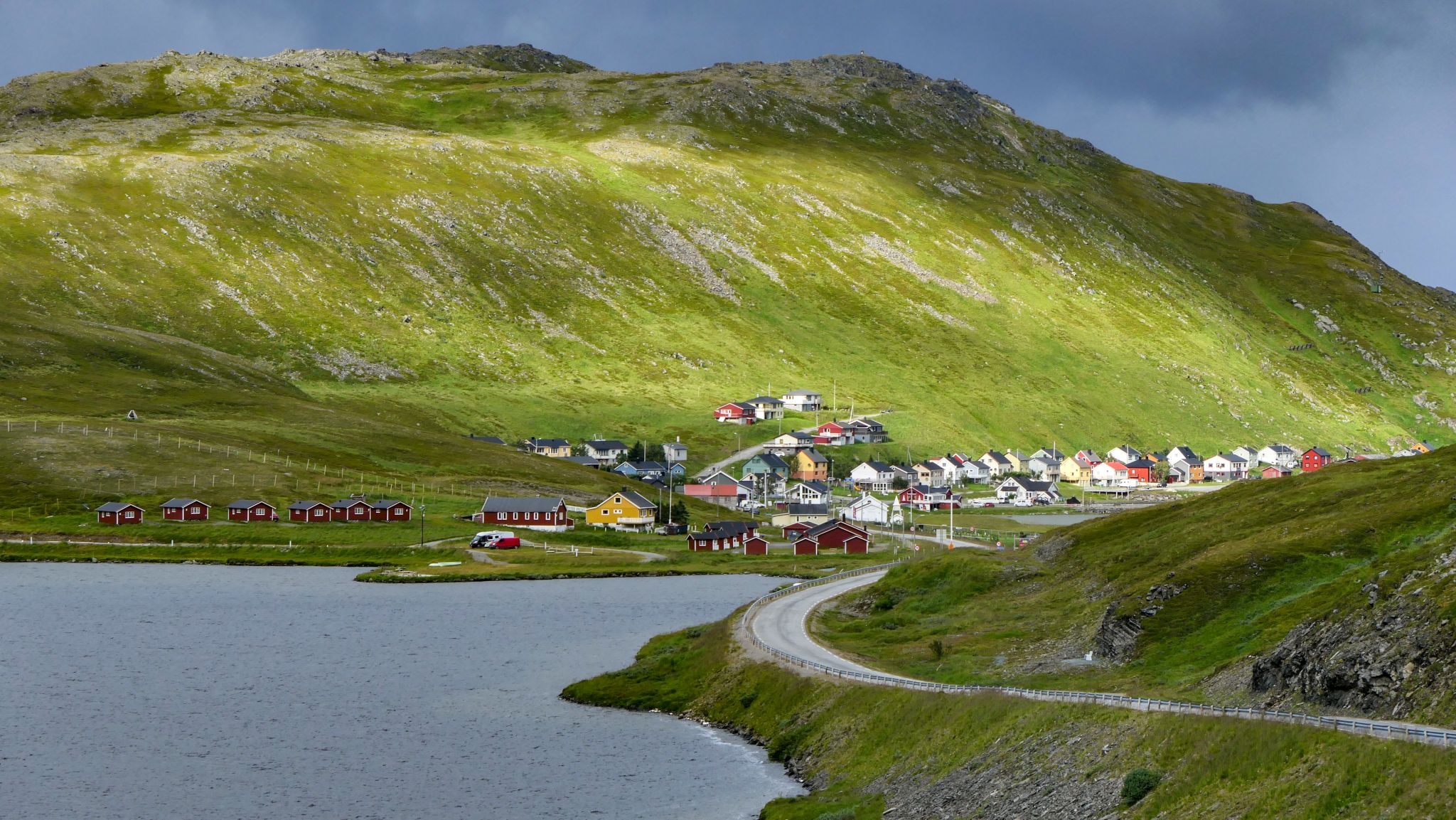 Die Dörfer in Norwegen sind wirklich wunderschön. So bunt! Dies ist ein Dorf bei Hammerfest, wo wir übernachten werden.