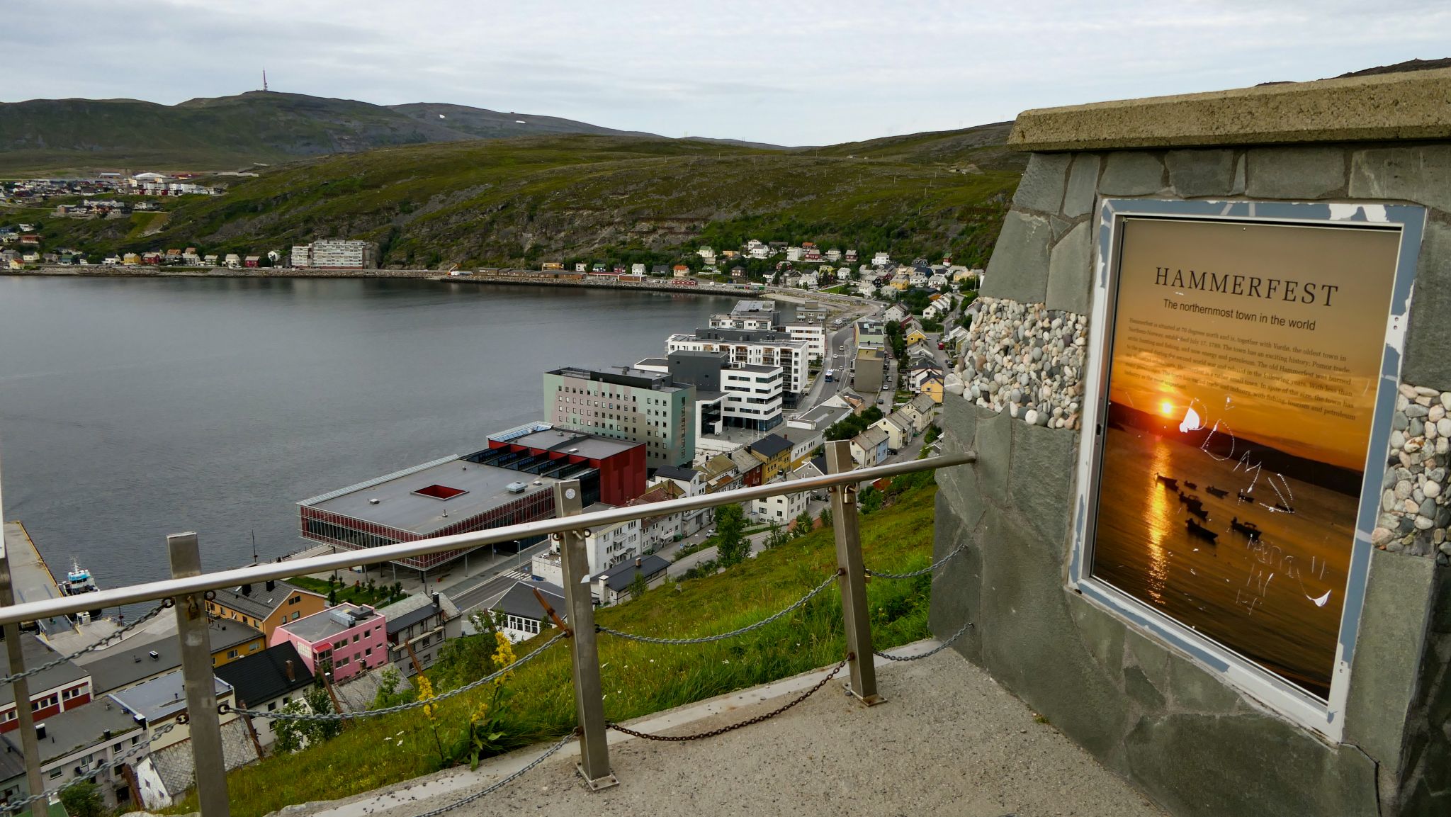 Das moderne Hammerfest. Sogar auf diesem Schild wird behauptet, es sei die nördlichste Stadt der Welt.