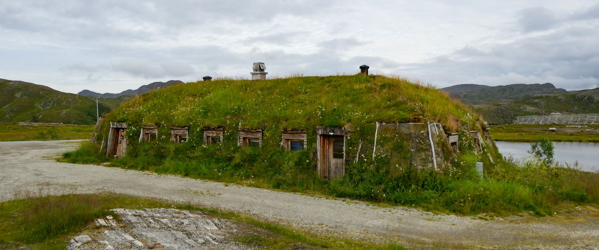 Viele Häuser in Norwegen haben ein hübsches Grasdach. Die 'echten' Grashäuser der Samen sind komplett grasbewachsen.