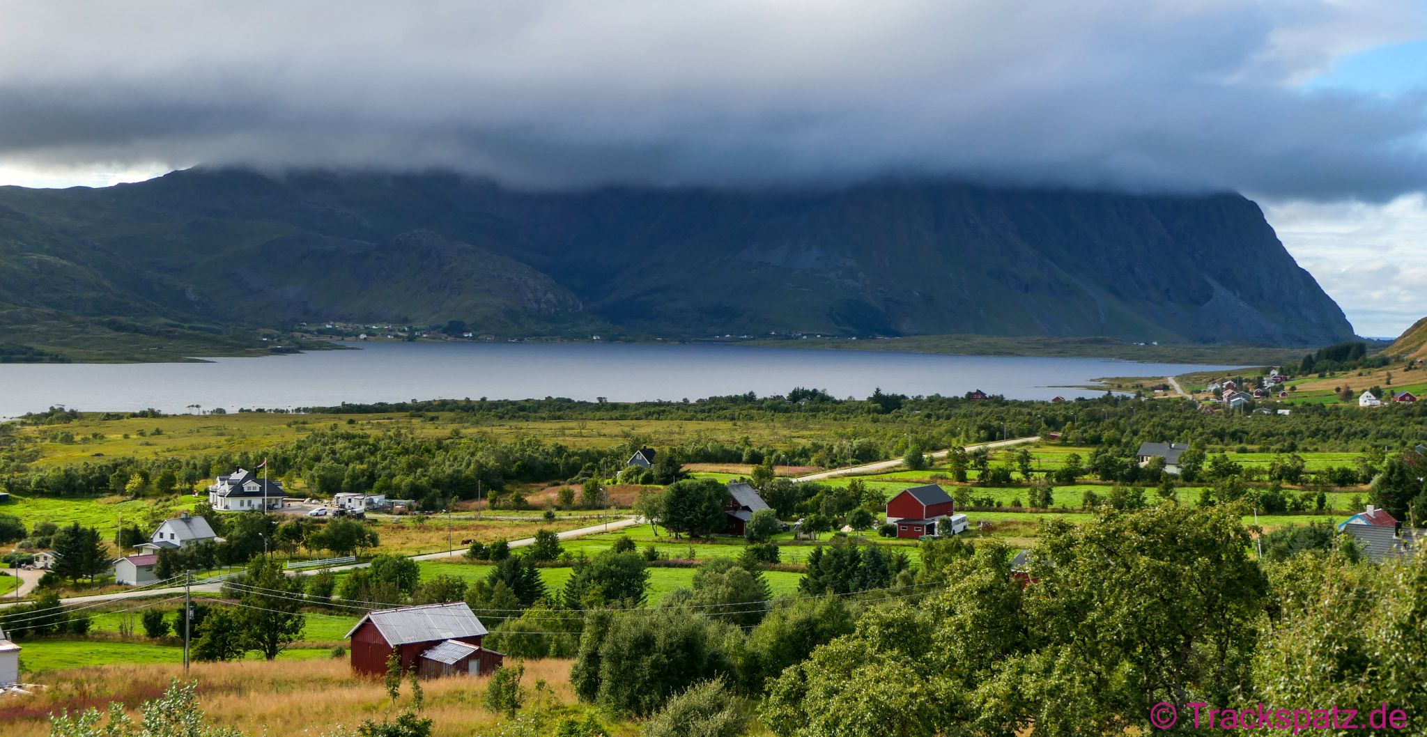 Tiefhängende Wolken auf den Lofoten - so sieht in Norwegen schönes Wetter aus