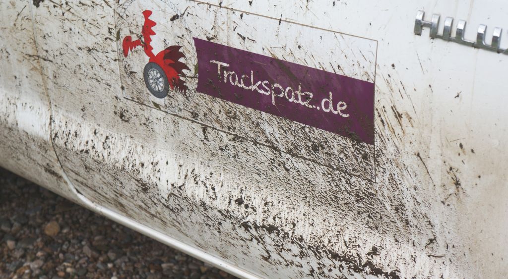 Trackspatz mit Dreck