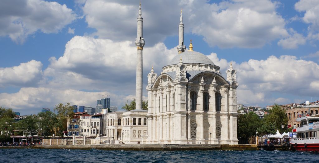 Auf dem Bosporus - Unzählige Moscheen, Tempel und Villen reichen sich quasi die Hand